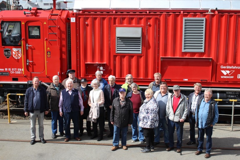 Gruppenfoto vor dem Lösch- und Rettungszug LRZ 18
